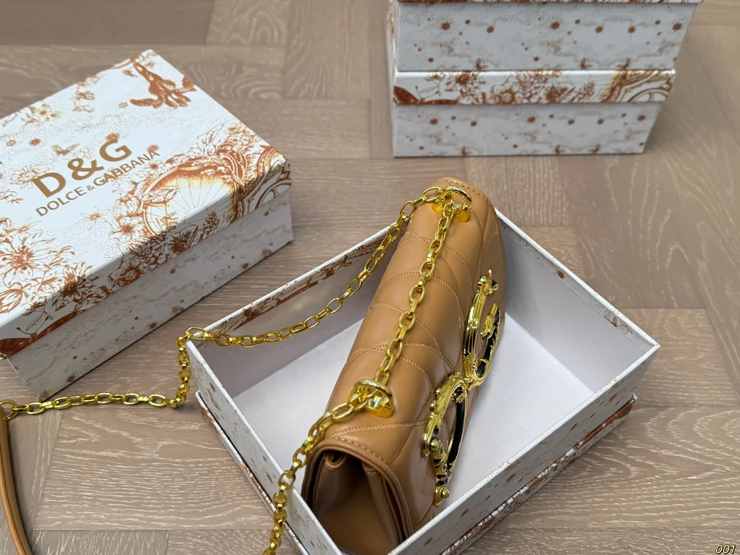 &yen;130配盒 Dolce & Gabbana 杜嘉班纳DG斜挎包 尊贵典雅的外形优质面料 奢华至极 与生俱来的英伦气息 高端品质独家订制 尺寸： 22 14