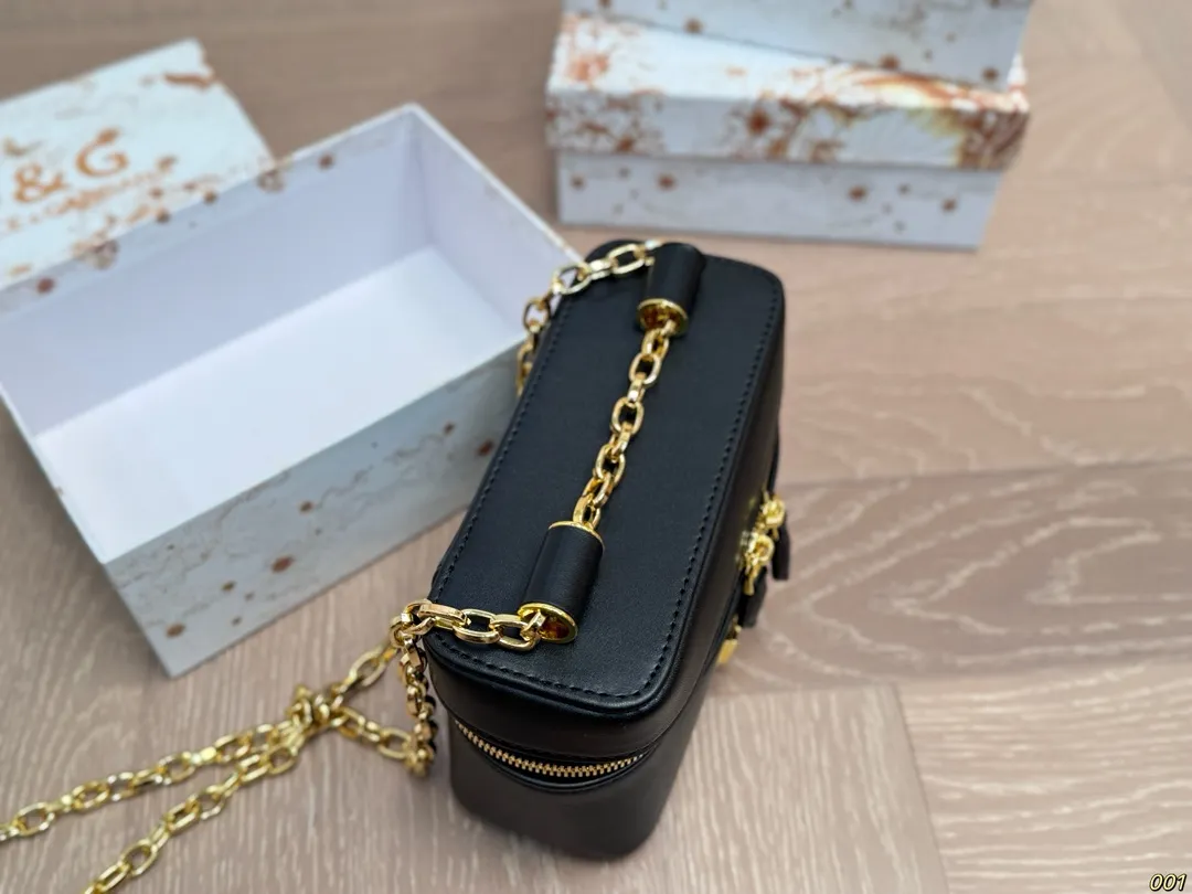 &yen;130配盒 Dolce & Gabbana 杜嘉班纳DG斜挎包 尊贵典雅的外形优质面料 奢华至极 与生俱来的英伦气息 高端品质独家订制 尺寸： 18 11