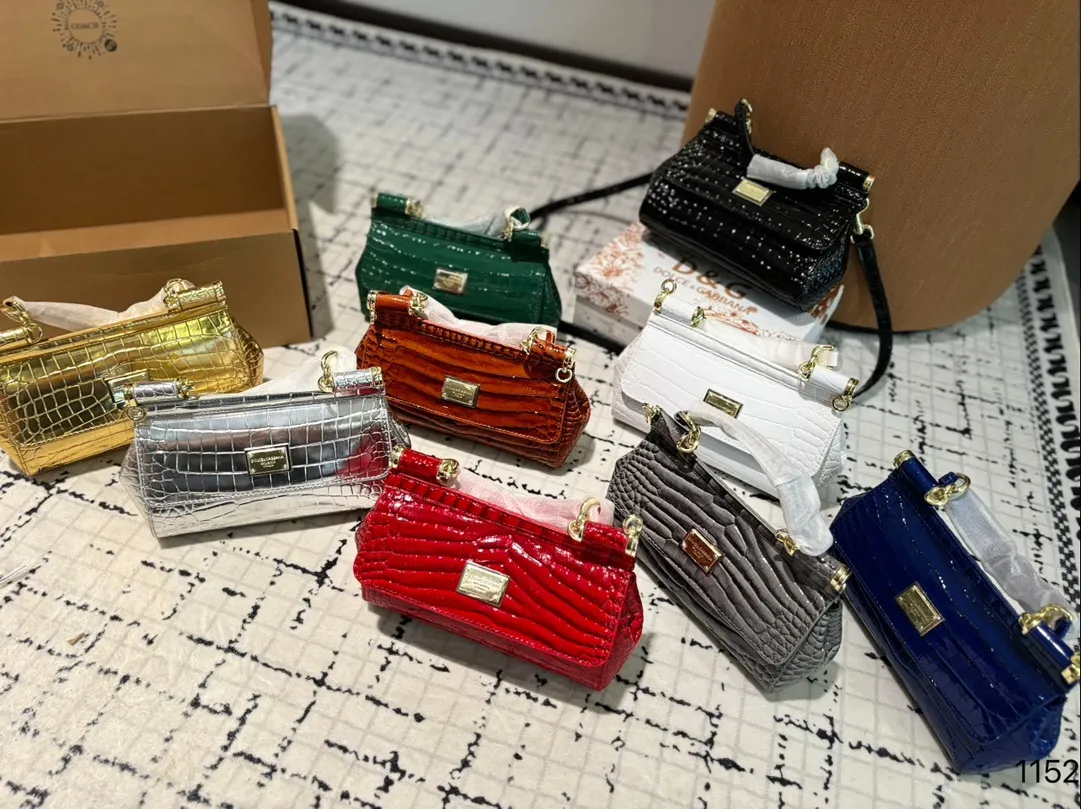 P130礼盒🎁 DG 杜嘉班纳 新款 手提 单肩 斜挎款 官网最新包 喜欢的不得了 特别有腔调 颜值无敌高 复古 优雅 奢华 大气 ……想到一切美好的词都想给它 一定要入的款 尺寸 20.7.13