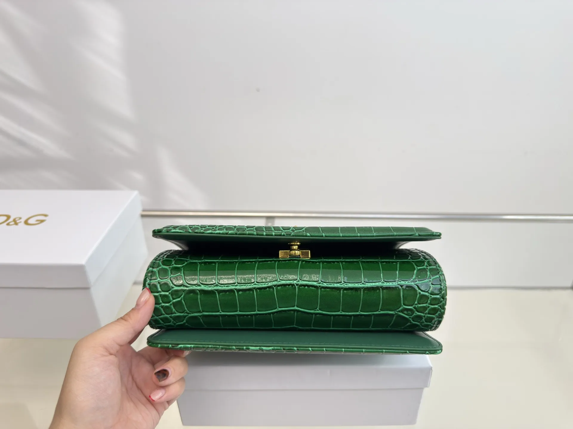 (配礼盒⚠️)p155 DG杜嘉班纳链条包 包包实在是太太太温柔了, 拿在手上少女感十足,仿佛时间停滞在听你诉说你们的故事~高级感满满!咱就是说,这个气 质就稳稳的拿捏住! 尺寸22.14