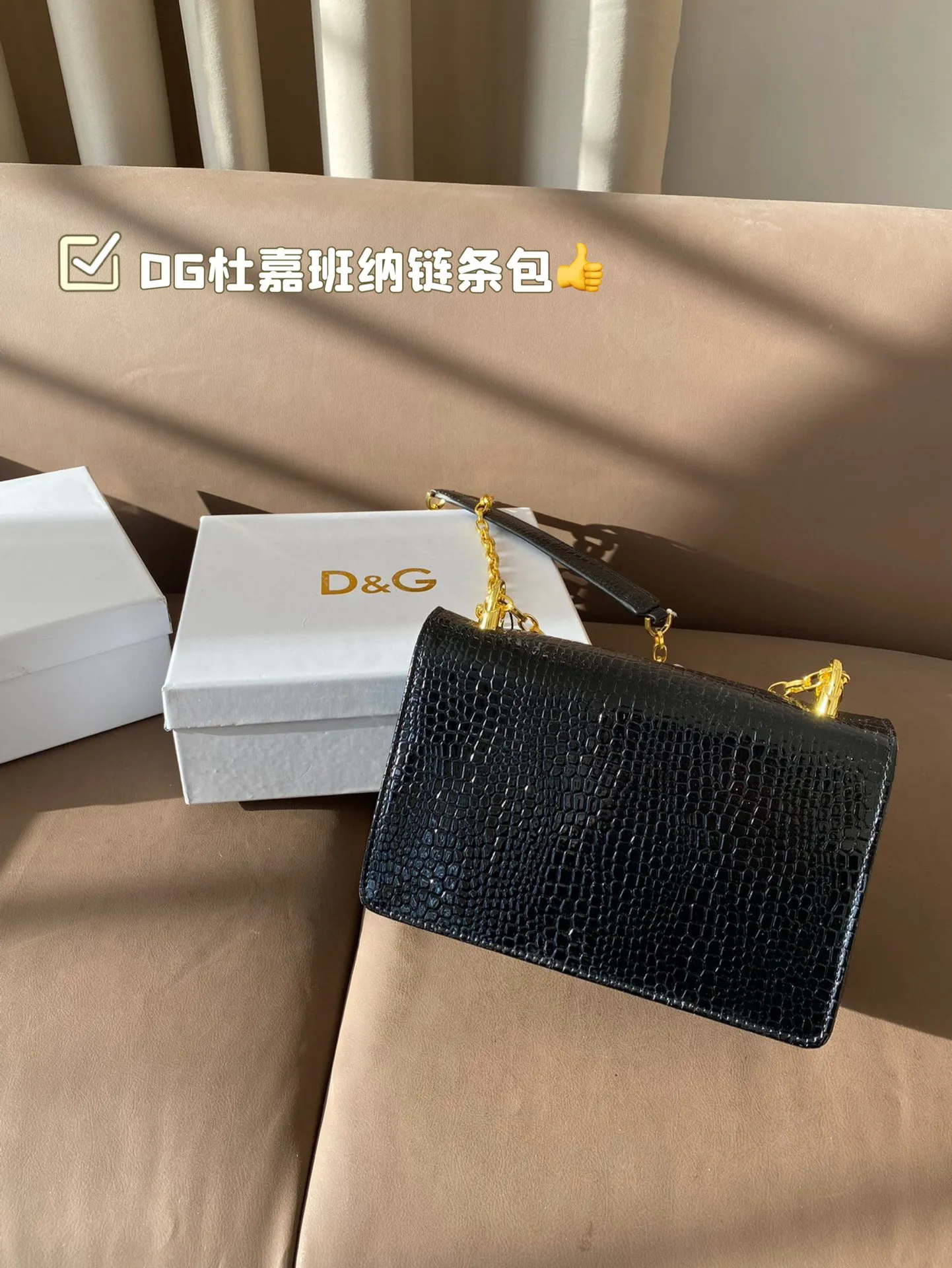 P150 配盒子 DG杜嘉班纳链条包 包包实在是太太太温柔了, 拿在手上少女感十足,仿佛时间停滞在听你诉说你们的故事~高级感满满!咱就是说,这个气 质就稳稳的拿捏住! #杜嘉班纳DG 尺寸22*14