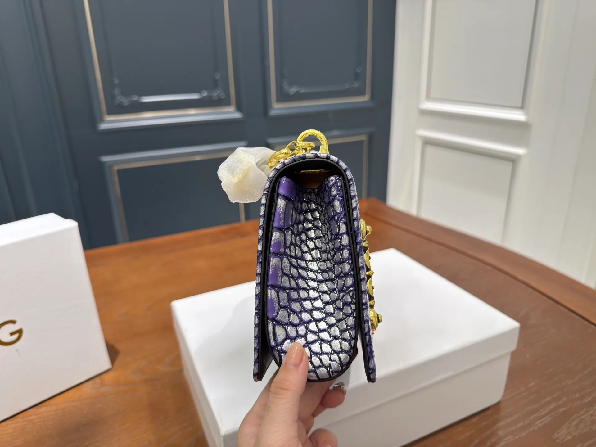 （配盒⚠️）p150 DG杜嘉班纳链条包 包包实在是太太太温柔了， 拿在手上少女感十足，仿佛时间停滞在听你诉说你们的故事~高级感满满!咱就是说，这个气 质就稳稳的拿捏住!尺寸21.5 14