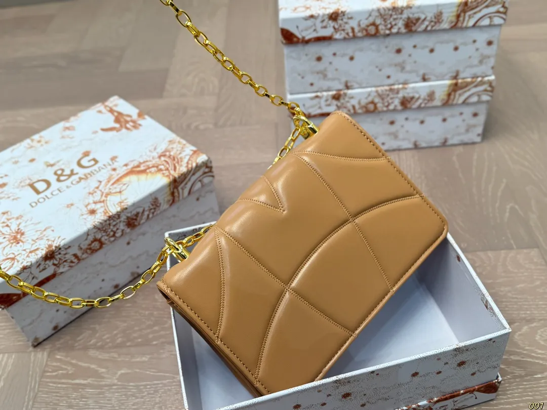 ¥130配盒 Dolce & Gabbana 杜嘉班纳DG斜挎包 尊贵典雅的外形优质面料 奢华至极 与生俱来的英伦气息 高端品质独家订制 尺寸: 22 14