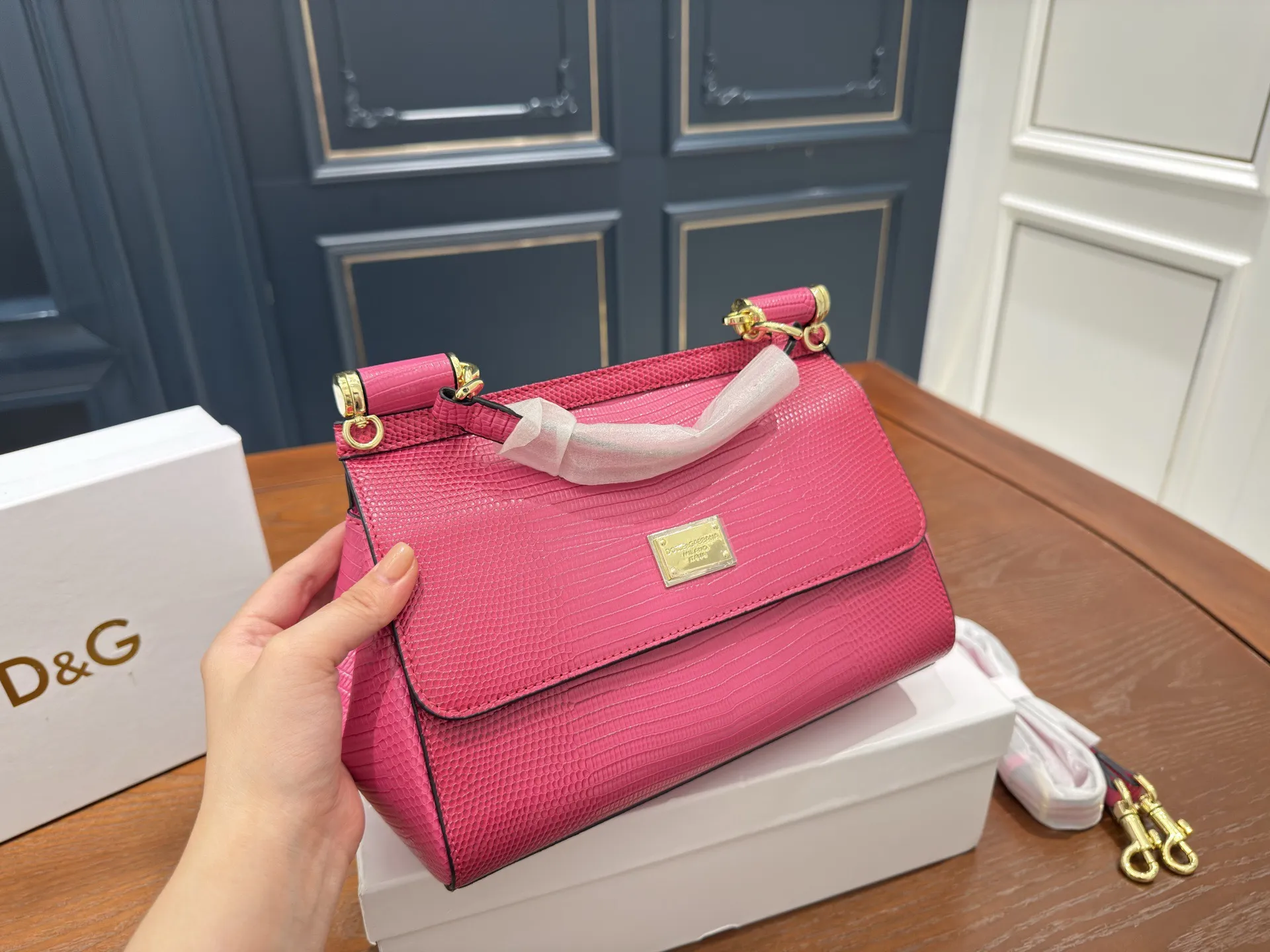 （配礼盒⚠️）p155 DG 杜嘉班纳 新款 手提 单肩 斜挎款 官网最新包 喜欢的不得了 特别有腔调 颜值无敌高 复古 优雅 奢华 大气 想到一切美好的词都想给它 一定要入的款 尺寸 25 18