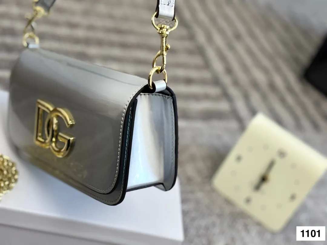 P125 配盒子 DG杜嘉班纳链条包 包包实在是太太太温柔了， 拿在手上少女感十足，仿佛时间停滞在听你诉说你们的故事~高级感满满!咱就是说，这个气 质就稳稳的拿捏住! #杜嘉班纳DG 尺寸22 13