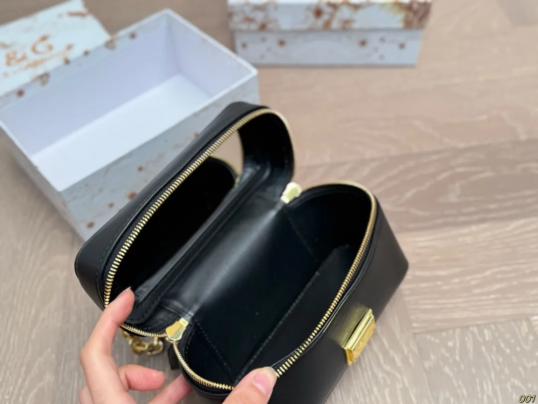 ¥130配盒 Dolce & Gabbana 杜嘉班纳DG斜挎包 尊贵典雅的外形优质面料 奢华至极 与生俱来的英伦气息 高端品质独家订制 尺寸: 18 11