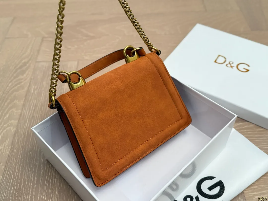 ¥140配盒 Dolce & Gabbana 杜嘉班纳DG斜挎包 尊贵典雅的外形优质面料 奢华至极 与生俱来的英伦气息 高端品质独家订制 尺寸:18 13