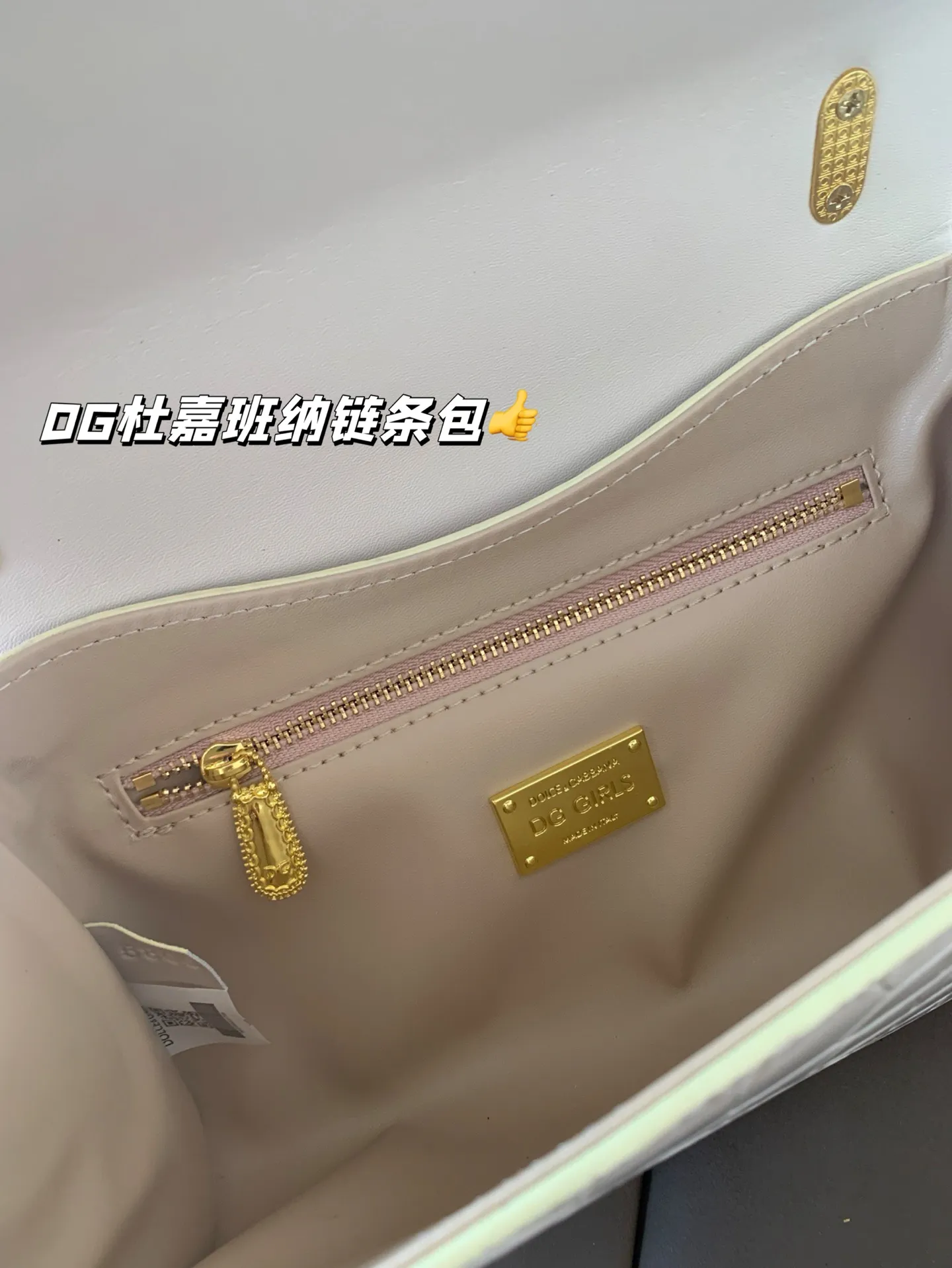 P150 配盒子 DG杜嘉班纳链条包 包包实在是太太太温柔了， 拿在手上少女感十足，仿佛时间停滞在听你诉说你们的故事~高级感满满!咱就是说，这个气 质就稳稳的拿捏住! #杜嘉班纳DG 尺寸21*15