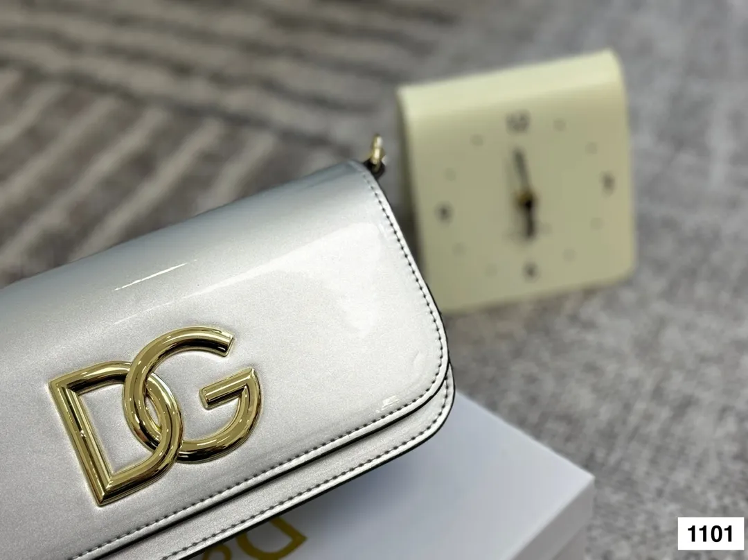 P125 配盒子 DG杜嘉班纳链条包 包包实在是太太太温柔了， 拿在手上少女感十足，仿佛时间停滞在听你诉说你们的故事~高级感满满!咱就是说，这个气 质就稳稳的拿捏住! #杜嘉班纳DG 尺寸22 13