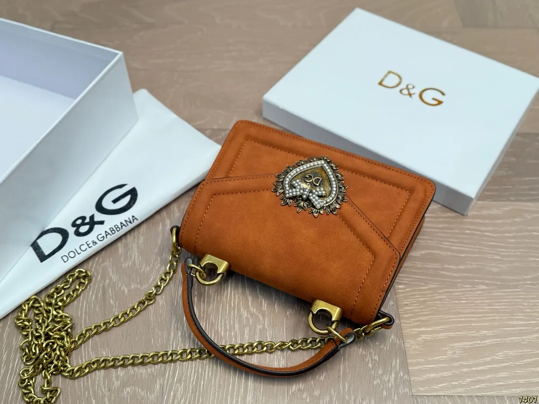 &yen;140配盒 Dolce & Gabbana 杜嘉班纳DG斜挎包 尊贵典雅的外形优质面料 奢华至极 与生俱来的英伦气息 高端品质独家订制 尺寸：18 13