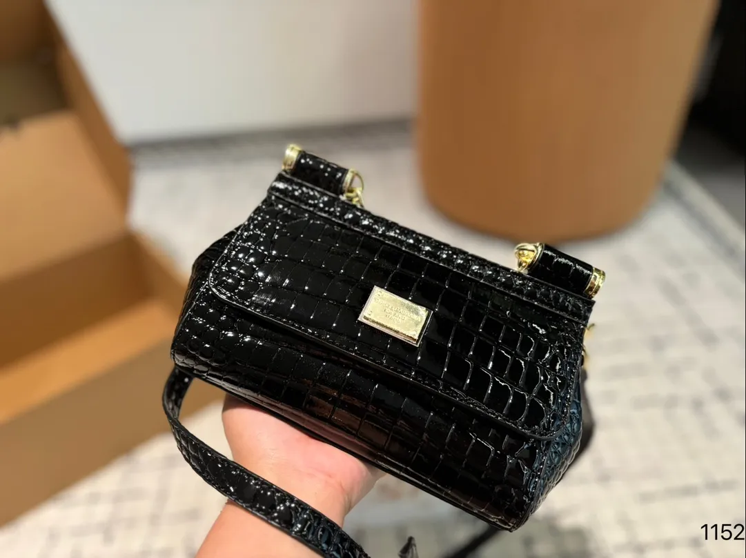 P130礼盒🎁 DG 杜嘉班纳 新款 手提 单肩 斜挎款 官网最新包 喜欢的不得了 特别有腔调 颜值无敌高 复古 优雅 奢华 大气 ……想到一切美好的词都想给它 一定要入的款 尺寸 20.7.13