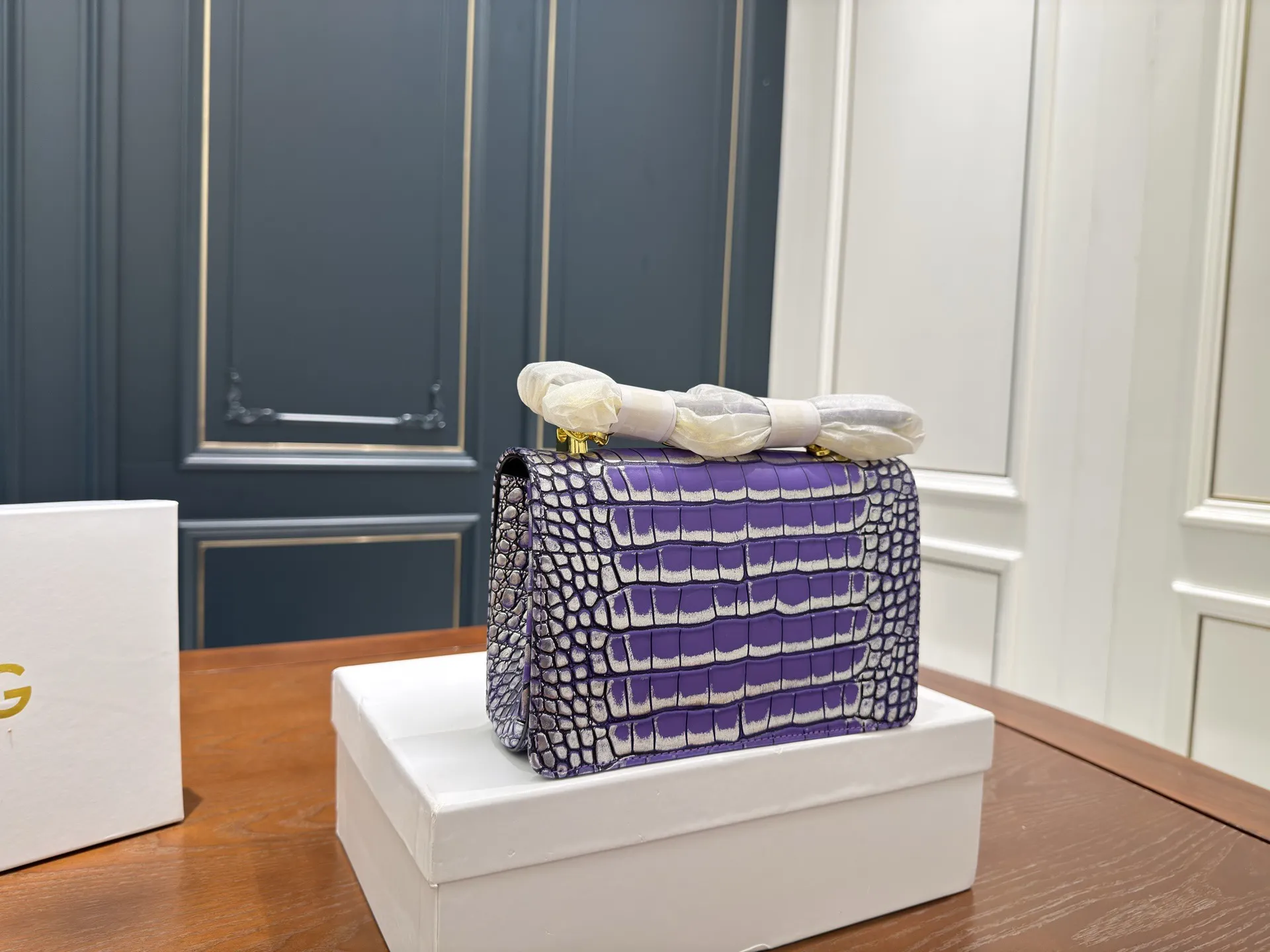 (配盒⚠️)p150 DG杜嘉班纳链条包 包包实在是太太太温柔了, 拿在手上少女感十足,仿佛时间停滞在听你诉说你们的故事~高级感满满!咱就是说,这个气 质就稳稳的拿捏住!尺寸21.5 14