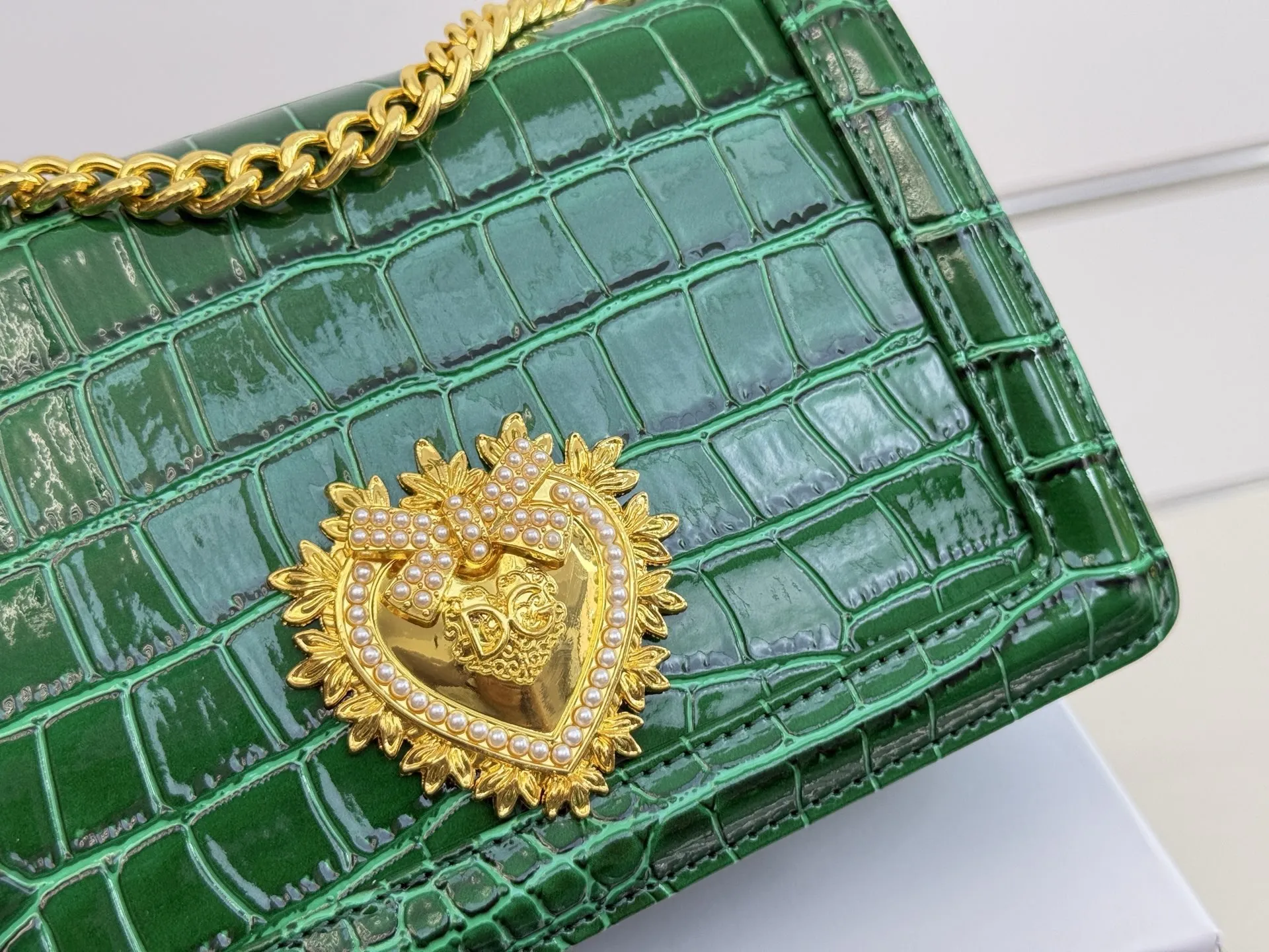 (配礼盒⚠️)p155 DG杜嘉班纳链条包 包包实在是太太太温柔了, 拿在手上少女感十足,仿佛时间停滞在听你诉说你们的故事~高级感满满!咱就是说,这个气 质就稳稳的拿捏住! 尺寸22.14