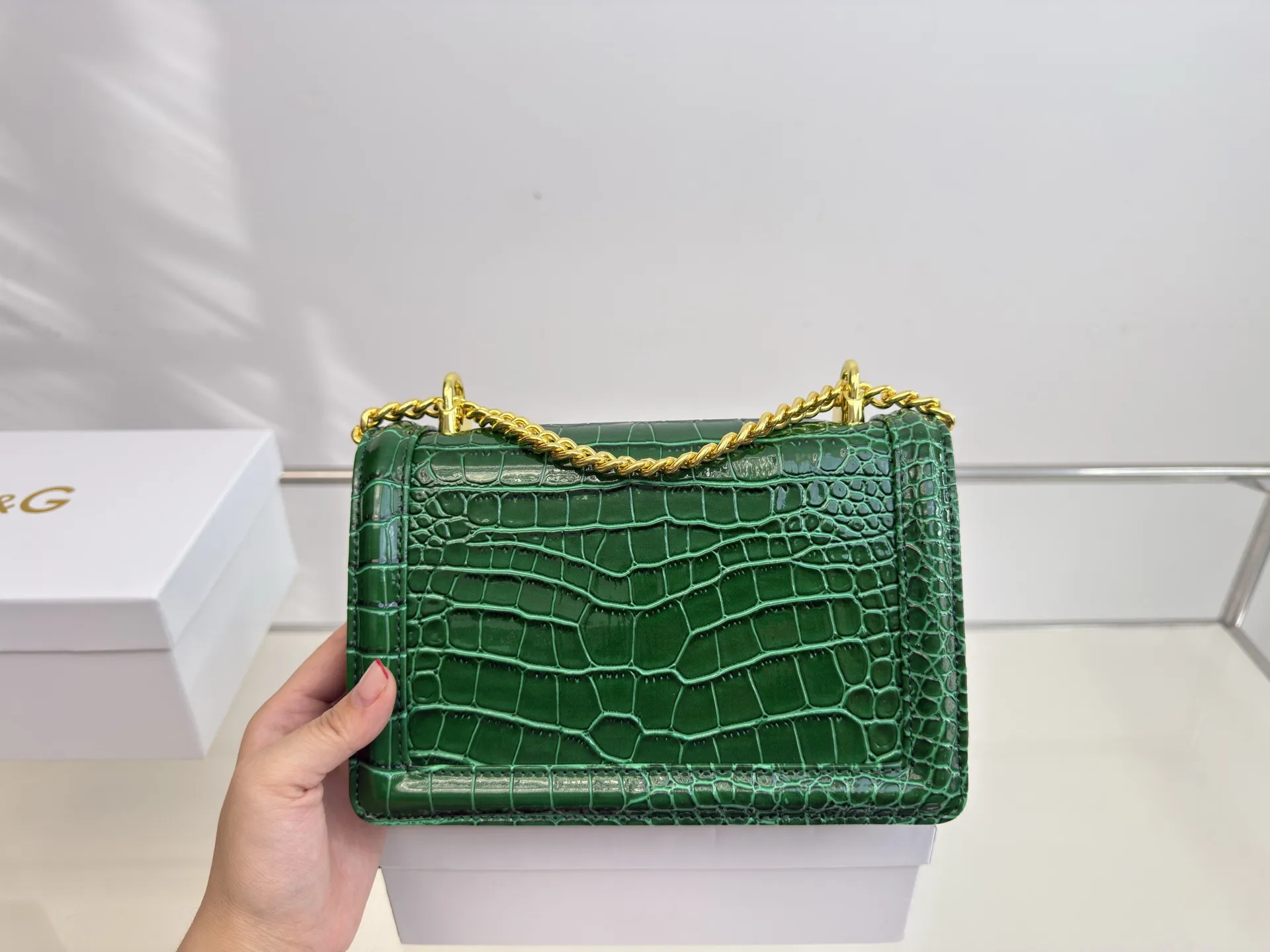 （配礼盒⚠️）p155 DG杜嘉班纳链条包 包包实在是太太太温柔了， 拿在手上少女感十足，仿佛时间停滞在听你诉说你们的故事~高级感满满!咱就是说，这个气 质就稳稳的拿捏住! 尺寸22.14