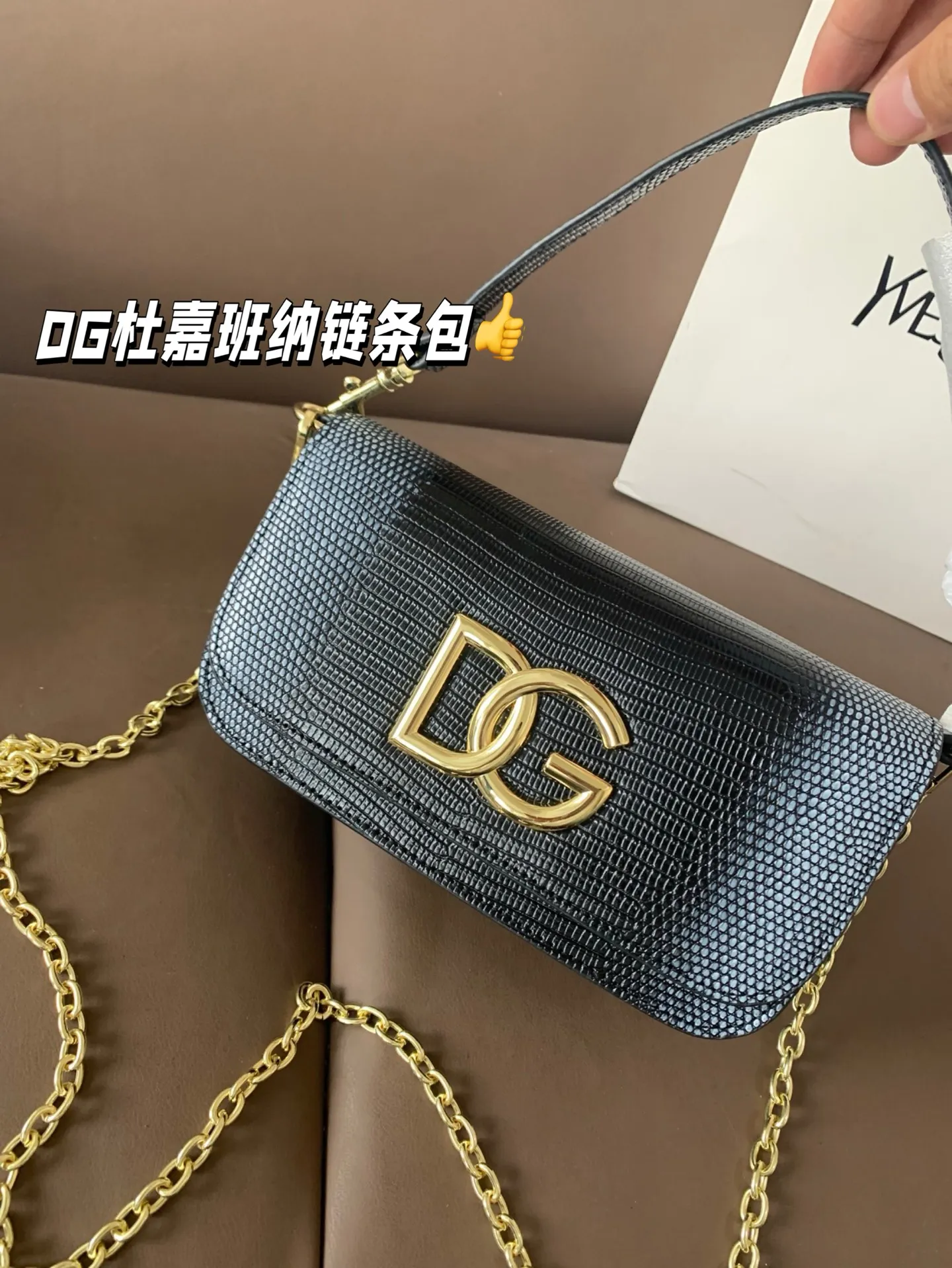 P130 配盒子 DG杜嘉班纳链条包 包包实在是太太太温柔了, 拿在手上少女感十足,仿佛时间停滞在听你诉说你们的故事~高级感满满!咱就是说,这个气 质就稳稳的拿捏住! #杜嘉班纳DG 尺寸22 13