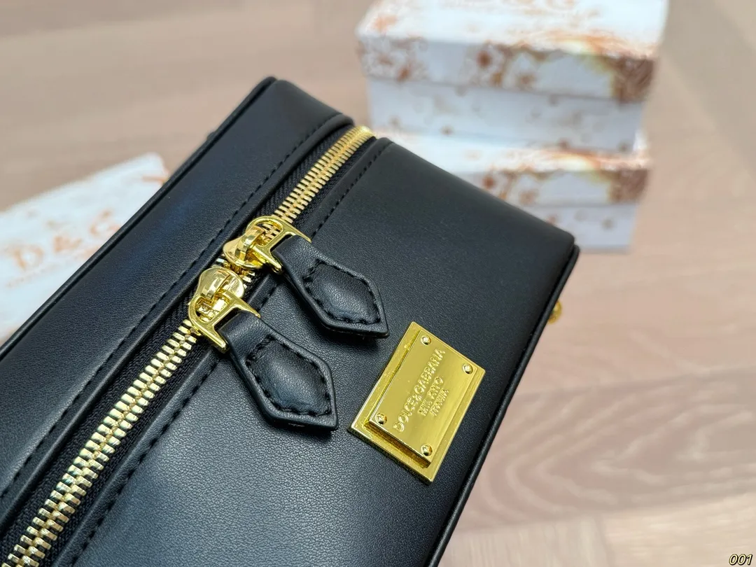 &yen;130配盒 Dolce & Gabbana 杜嘉班纳DG斜挎包 尊贵典雅的外形优质面料 奢华至极 与生俱来的英伦气息 高端品质独家订制 尺寸： 18 11