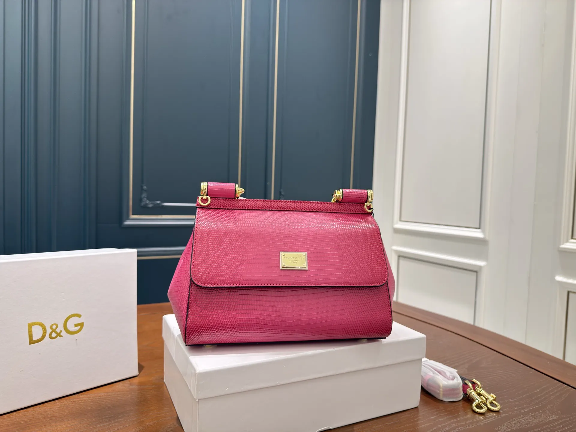 （配礼盒⚠️）p155 DG 杜嘉班纳 新款 手提 单肩 斜挎款 官网最新包 喜欢的不得了 特别有腔调 颜值无敌高 复古 优雅 奢华 大气 想到一切美好的词都想给它 一定要入的款 尺寸 25 18