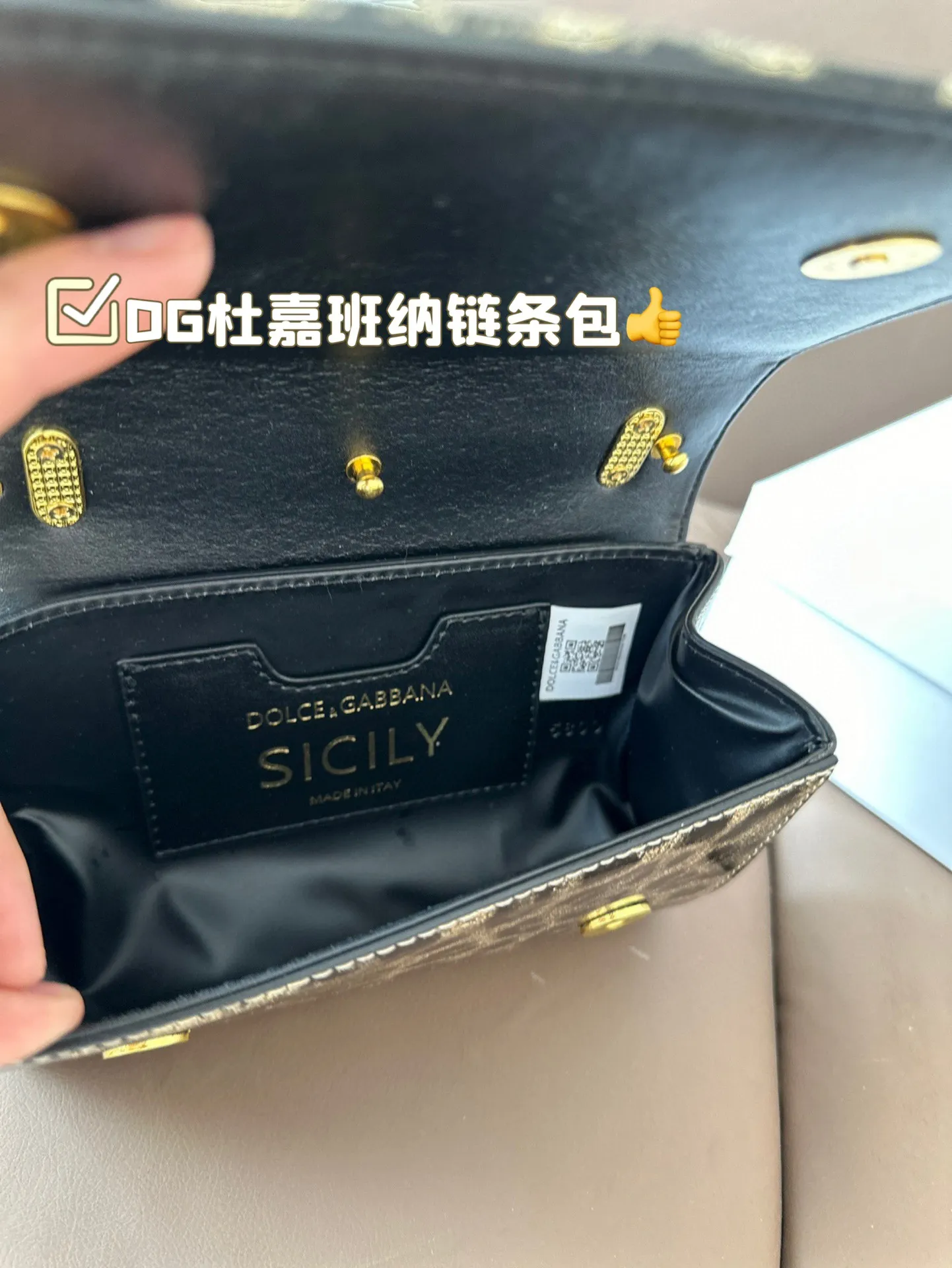 P145 配盒子 DG杜嘉班纳链条包 包包实在是太太太温柔了， 拿在手上少女感十足，仿佛时间停滞在听你诉说你们的故事~高级感满满!咱就是说，这个气 质就稳稳的拿捏住! #杜嘉班纳DG 尺寸18 11