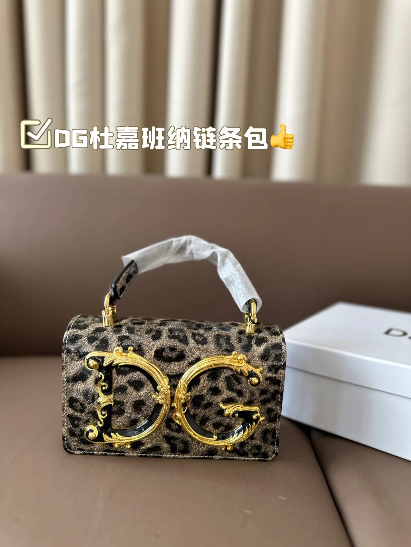 P145 配盒子 DG杜嘉班纳链条包 包包实在是太太太温柔了, 拿在手上少女感十足,仿佛时间停滞在听你诉说你们的故事~高级感满满!咱就是说,这个气 质就稳稳的拿捏住! #杜嘉班纳DG 尺寸18 11