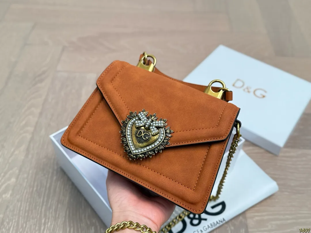 &yen;140配盒 Dolce & Gabbana 杜嘉班纳DG斜挎包 尊贵典雅的外形优质面料 奢华至极 与生俱来的英伦气息 高端品质独家订制 尺寸：18 13