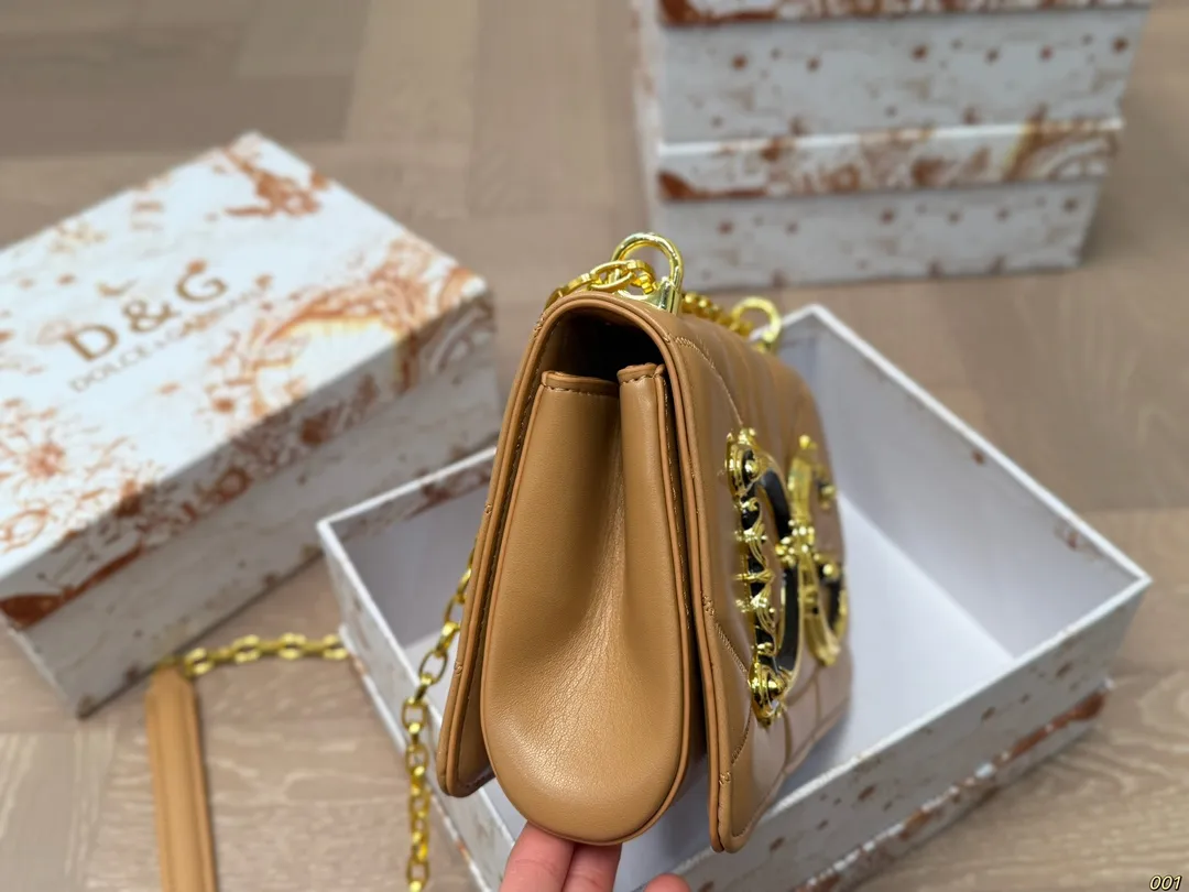 &yen;130配盒 Dolce & Gabbana 杜嘉班纳DG斜挎包 尊贵典雅的外形优质面料 奢华至极 与生俱来的英伦气息 高端品质独家订制 尺寸： 22 14