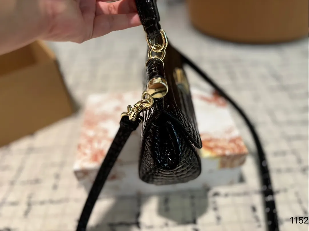 P130礼盒🎁 DG 杜嘉班纳 新款 手提 单肩 斜挎款 官网最新包 喜欢的不得了 特别有腔调 颜值无敌高 复古 优雅 奢华 大气 ……想到一切美好的词都想给它 一定要入的款 尺寸 20.7.13