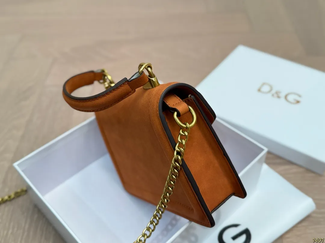 ¥140配盒 Dolce & Gabbana 杜嘉班纳DG斜挎包 尊贵典雅的外形优质面料 奢华至极 与生俱来的英伦气息 高端品质独家订制 尺寸:18 13