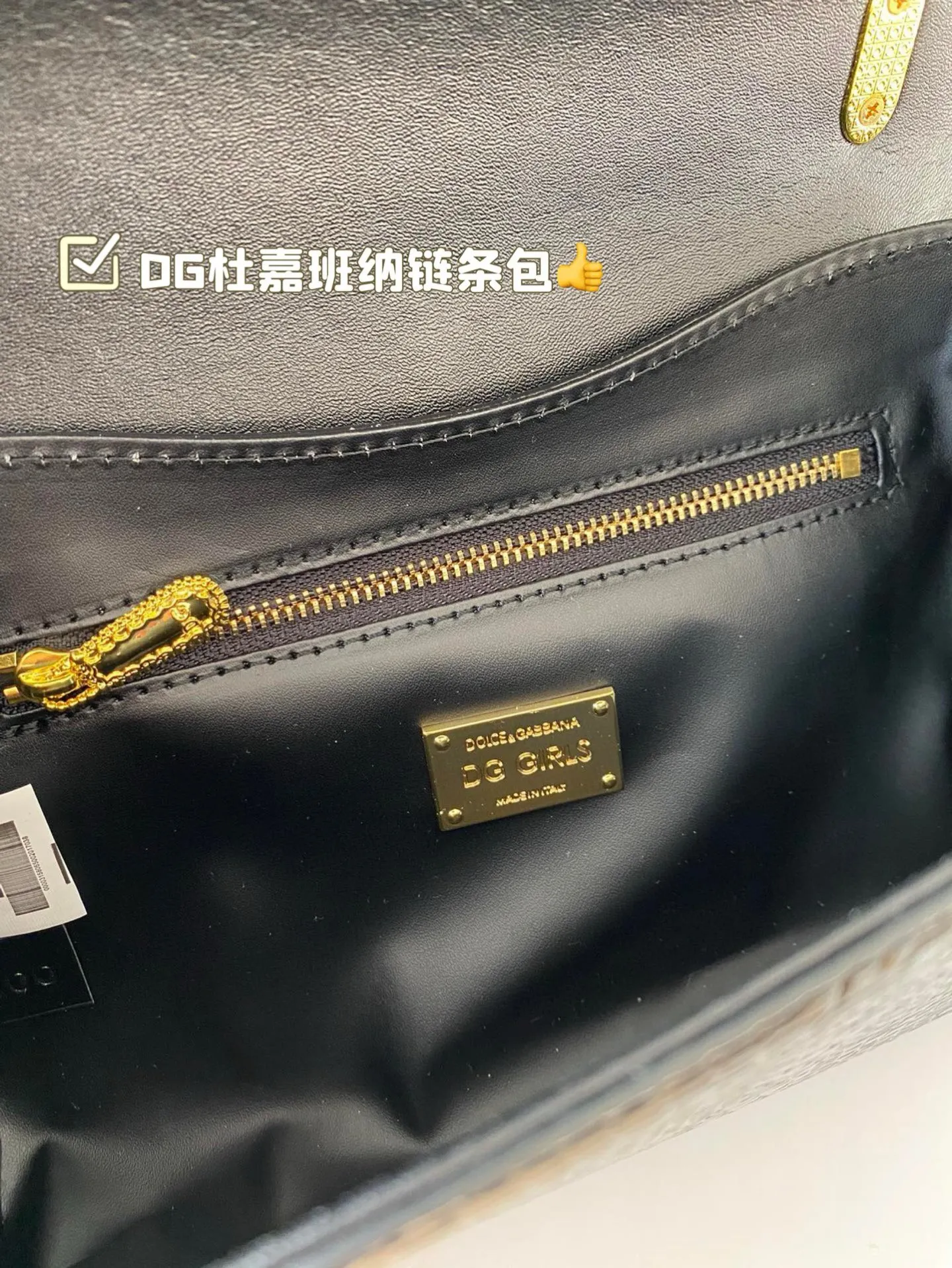 P150 配盒子 DG杜嘉班纳链条包 包包实在是太太太温柔了， 拿在手上少女感十足，仿佛时间停滞在听你诉说你们的故事~高级感满满!咱就是说，这个气 质就稳稳的拿捏住! #杜嘉班纳DG 尺寸22*14