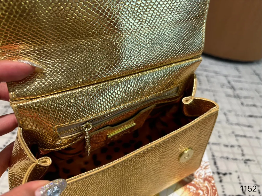 P135 礼盒🎁 DG 杜嘉班纳 新款 手提 单肩 斜挎款 官网最新包 喜欢的不得了 特别有腔调 颜值无敌高 复古 优雅 奢华 大气 &hellip;&hellip;想到一切美好的词都想给它 一定要入的款 尺寸 18.10.17