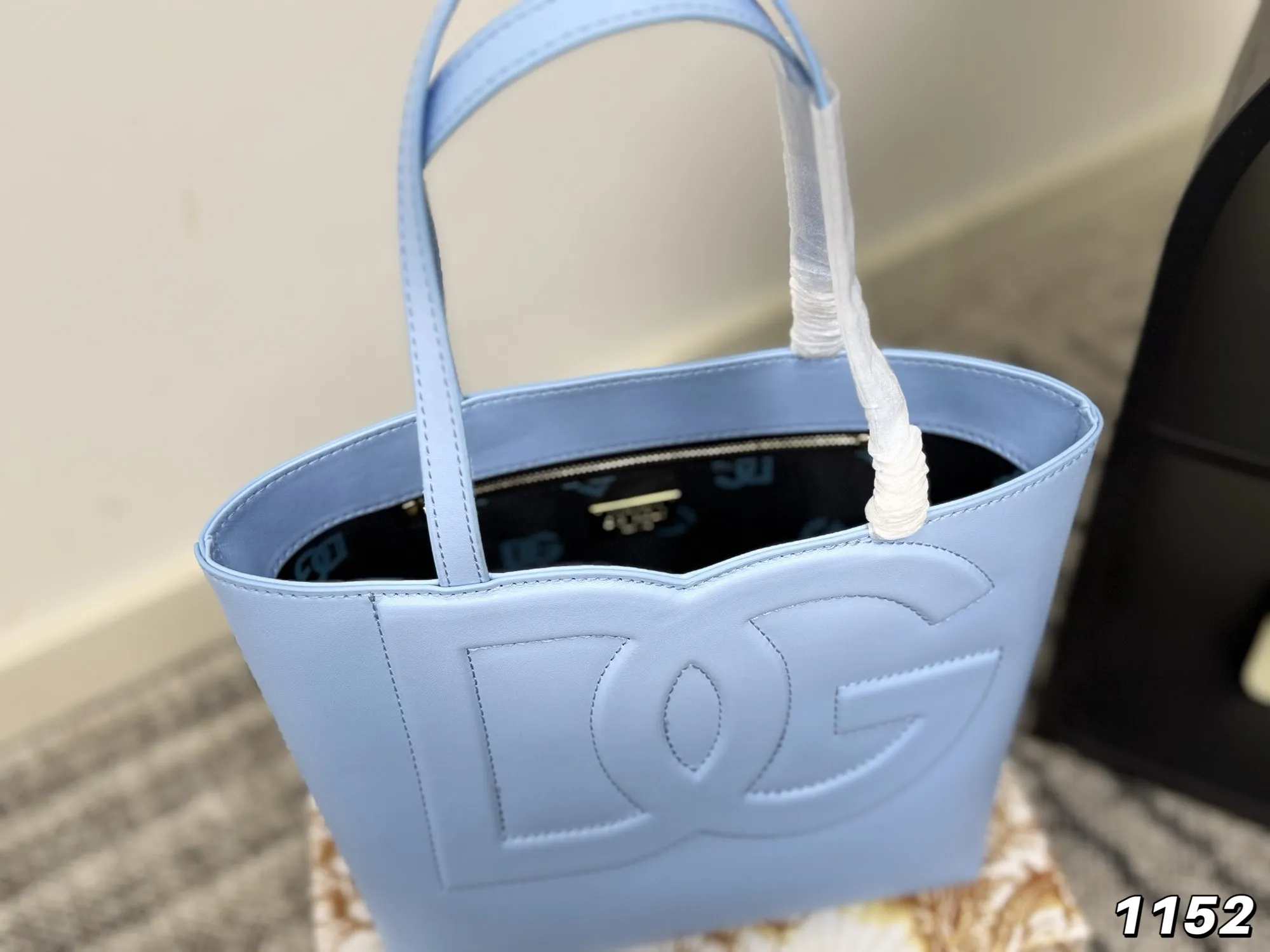 p105 配礼盒 尺寸23.20 DG 杜嘉班纳 托特包 超实用的一款 容量很ok 轻松装纳日常随身物品