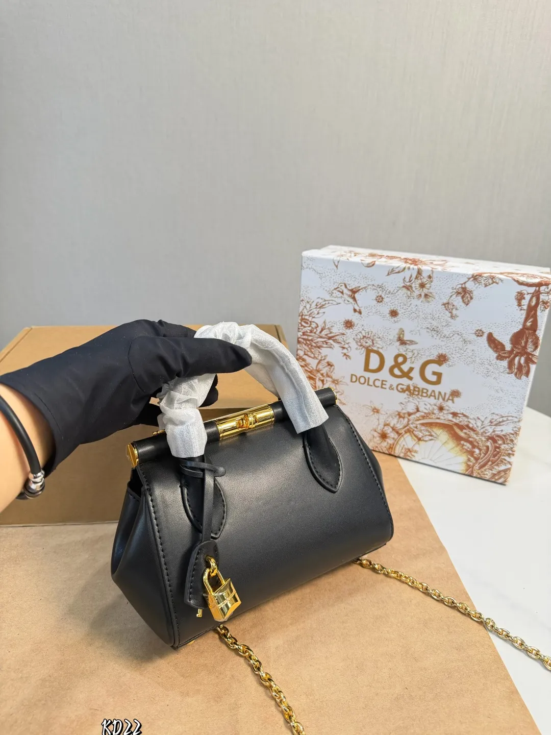 ❤️P150(礼盒包装)❤️ 杜嘉班纳DG链条包独家旋锁开合、悄然诉说着另一个时代 在永恒传统与现代优雅之间创造和谐Marlene包包质感完全在线,五金太精致了,背出高级感不管是送爱人还是犒劳自己,都是超赞选择,让浪漫与实用并存,轻松成为约会C位~ 尺寸:19 14cm