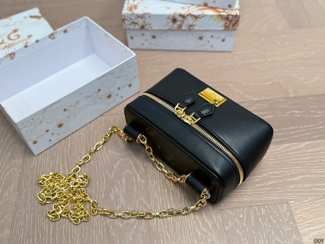 ¥130配盒 Dolce & Gabbana 杜嘉班纳DG斜挎包 尊贵典雅的外形优质面料 奢华至极 与生俱来的英伦气息 高端品质独家订制 尺寸: 18 11