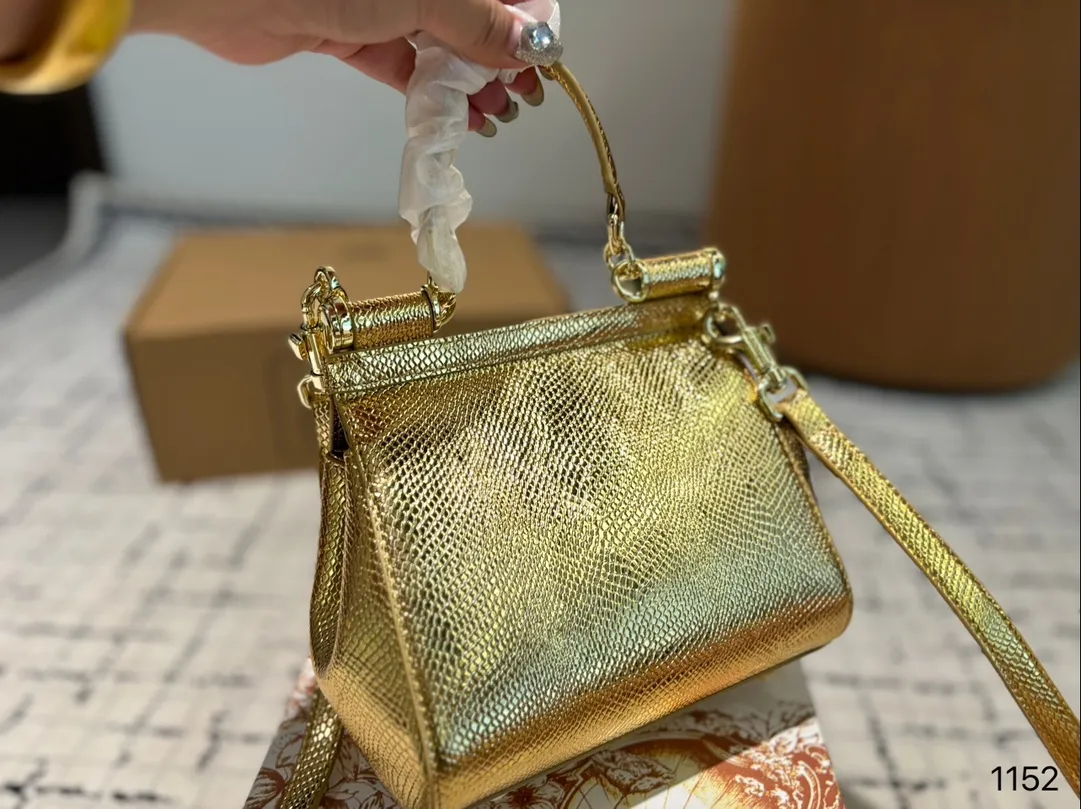 P135 礼盒🎁 DG 杜嘉班纳 新款 手提 单肩 斜挎款 官网最新包 喜欢的不得了 特别有腔调 颜值无敌高 复古 优雅 奢华 大气 &hellip;&hellip;想到一切美好的词都想给它 一定要入的款 尺寸 18.10.17