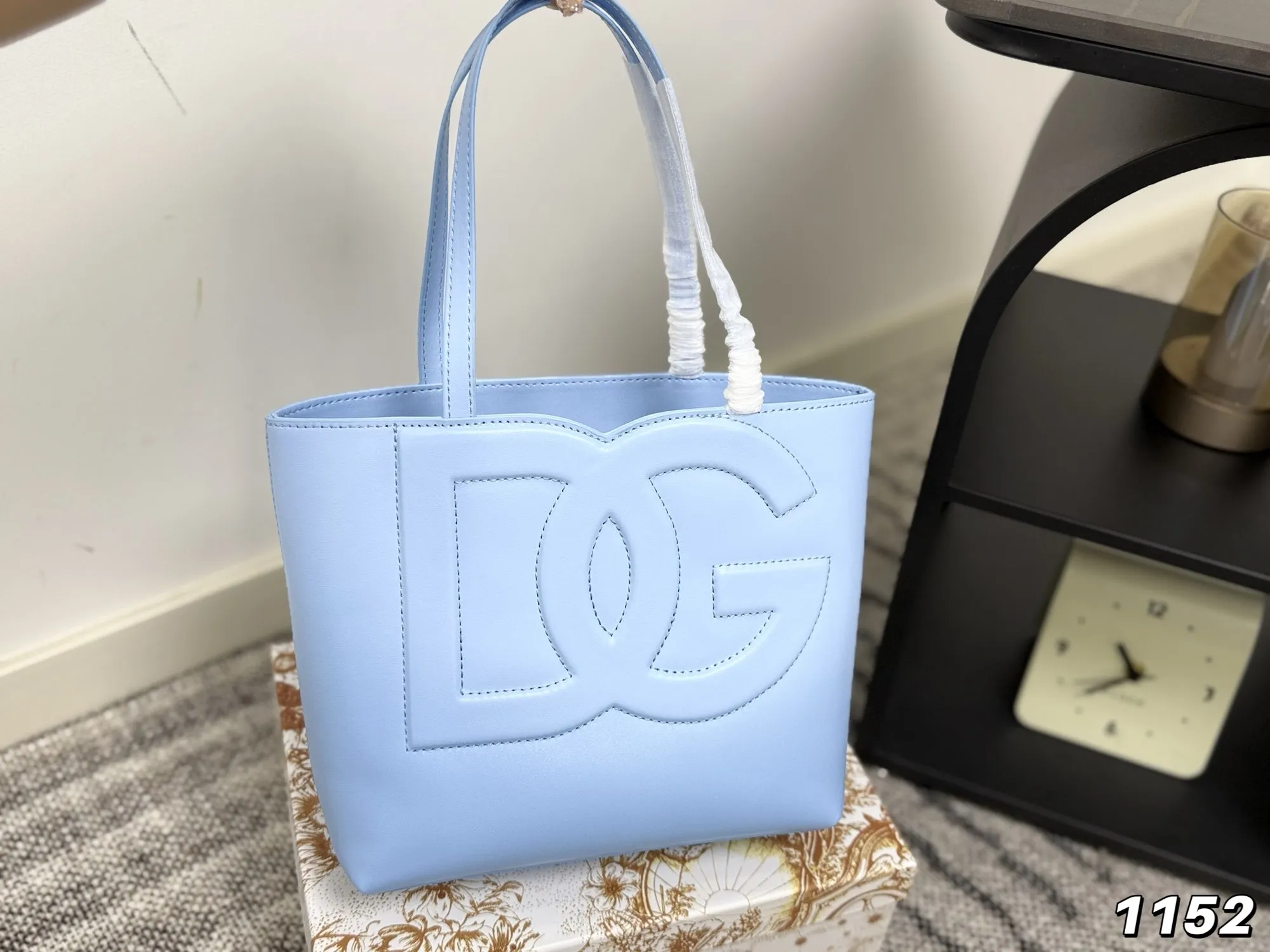 p105 配礼盒 尺寸23.20 DG 杜嘉班纳 托特包 超实用的一款 容量很ok 轻松装纳日常随身物品