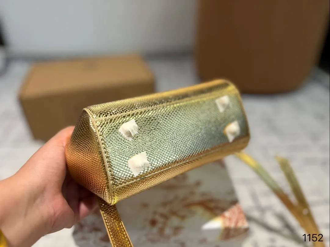 P135 礼盒🎁 DG 杜嘉班纳 新款 手提 单肩 斜挎款 官网最新包 喜欢的不得了 特别有腔调 颜值无敌高 复古 优雅 奢华 大气 &hellip;&hellip;想到一切美好的词都想给它 一定要入的款 尺寸 18.10.17