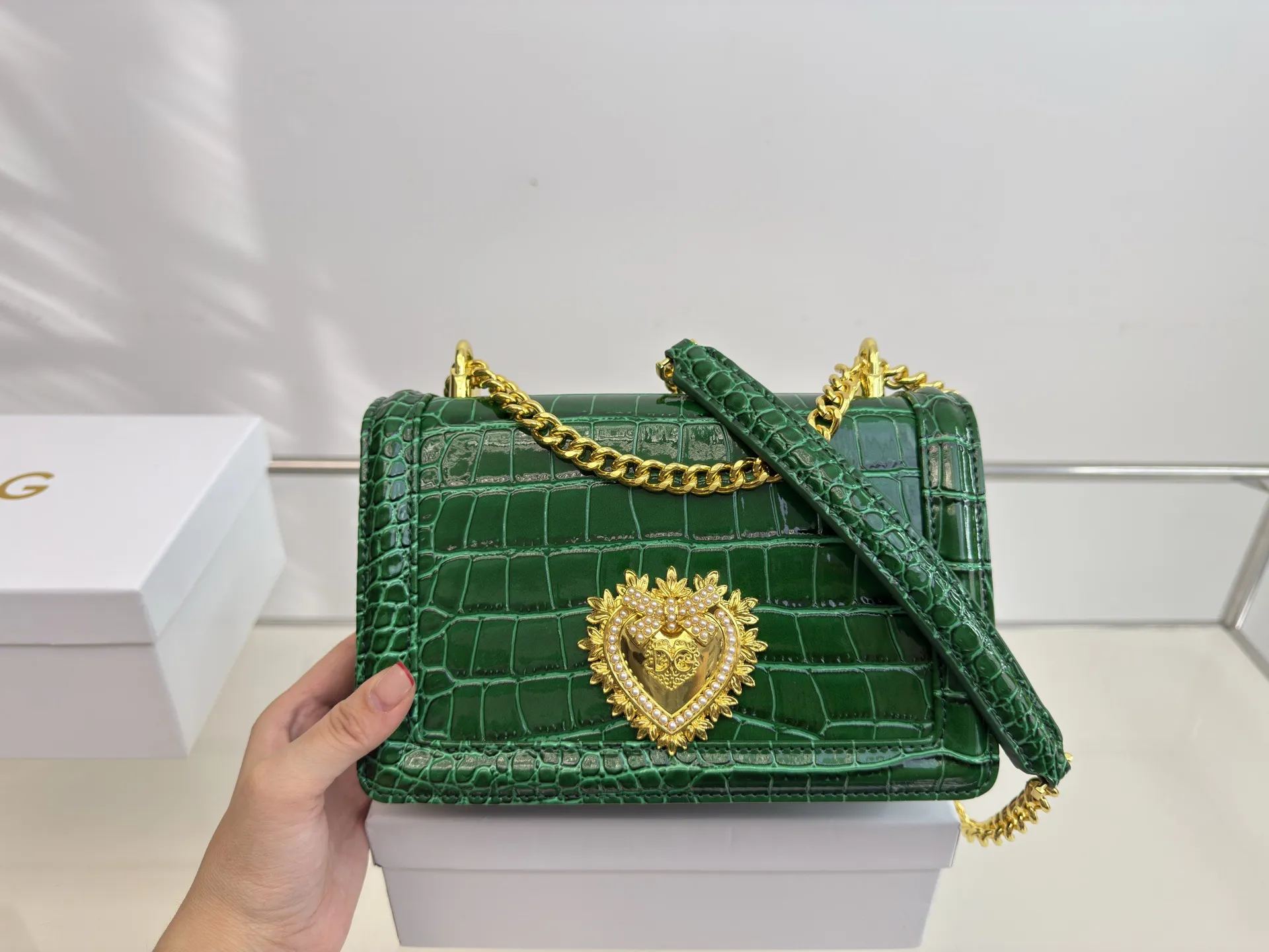 （配礼盒⚠️）p155 DG杜嘉班纳链条包 包包实在是太太太温柔了， 拿在手上少女感十足，仿佛时间停滞在听你诉说你们的故事~高级感满满!咱就是说，这个气 质就稳稳的拿捏住! 尺寸22.14