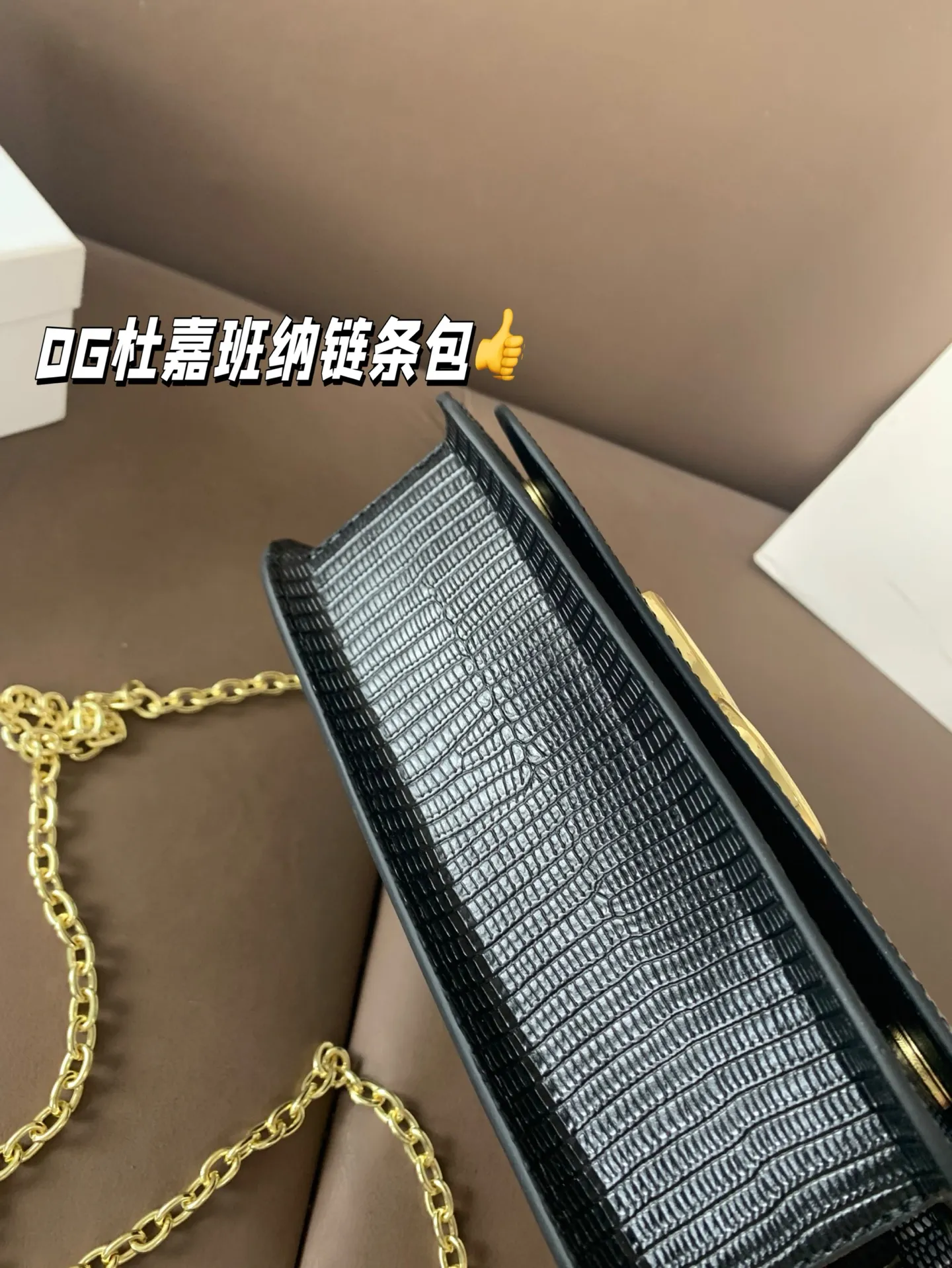 P130 配盒子 DG杜嘉班纳链条包 包包实在是太太太温柔了, 拿在手上少女感十足,仿佛时间停滞在听你诉说你们的故事~高级感满满!咱就是说,这个气 质就稳稳的拿捏住! #杜嘉班纳DG 尺寸22 13