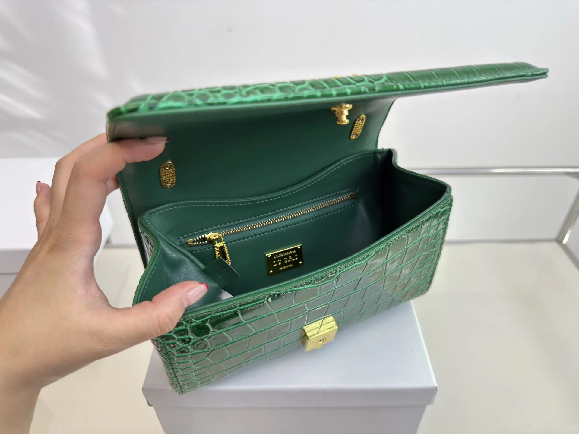 （配礼盒⚠️）p155 DG杜嘉班纳链条包 包包实在是太太太温柔了， 拿在手上少女感十足，仿佛时间停滞在听你诉说你们的故事~高级感满满!咱就是说，这个气 质就稳稳的拿捏住! 尺寸22.14