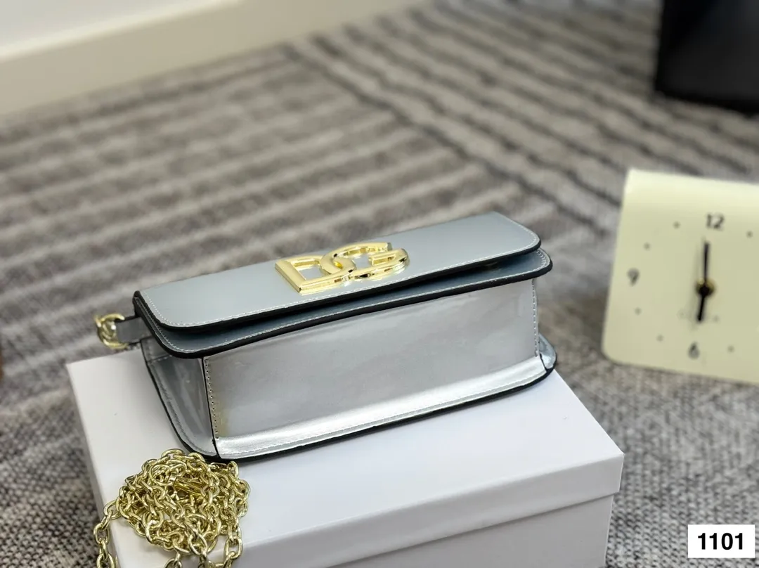 P125 配盒子 DG杜嘉班纳链条包 包包实在是太太太温柔了， 拿在手上少女感十足，仿佛时间停滞在听你诉说你们的故事~高级感满满!咱就是说，这个气 质就稳稳的拿捏住! #杜嘉班纳DG 尺寸22 13