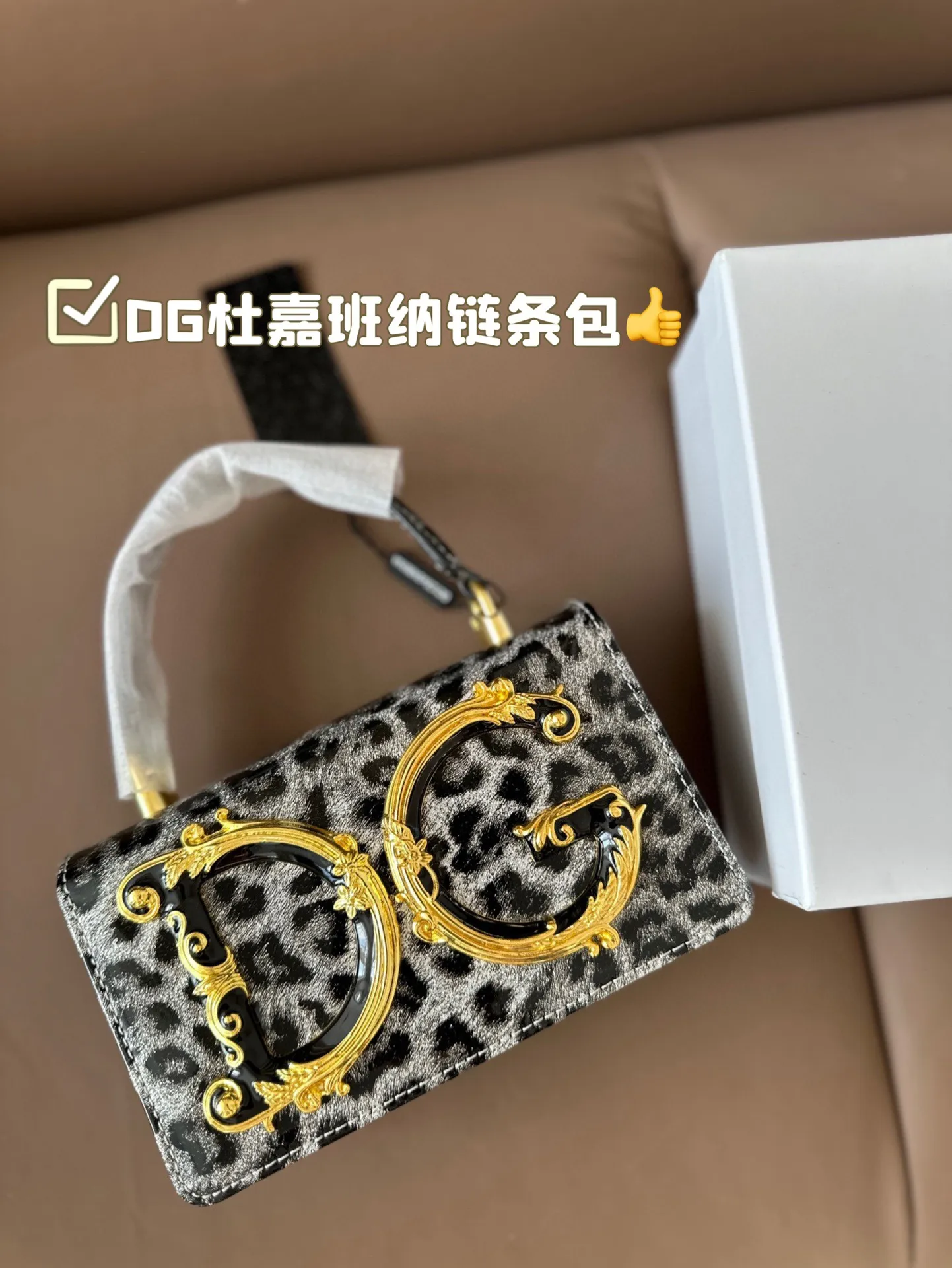 P145 配盒子 DG杜嘉班纳链条包 包包实在是太太太温柔了， 拿在手上少女感十足，仿佛时间停滞在听你诉说你们的故事~高级感满满!咱就是说，这个气 质就稳稳的拿捏住! #杜嘉班纳DG 尺寸18 11