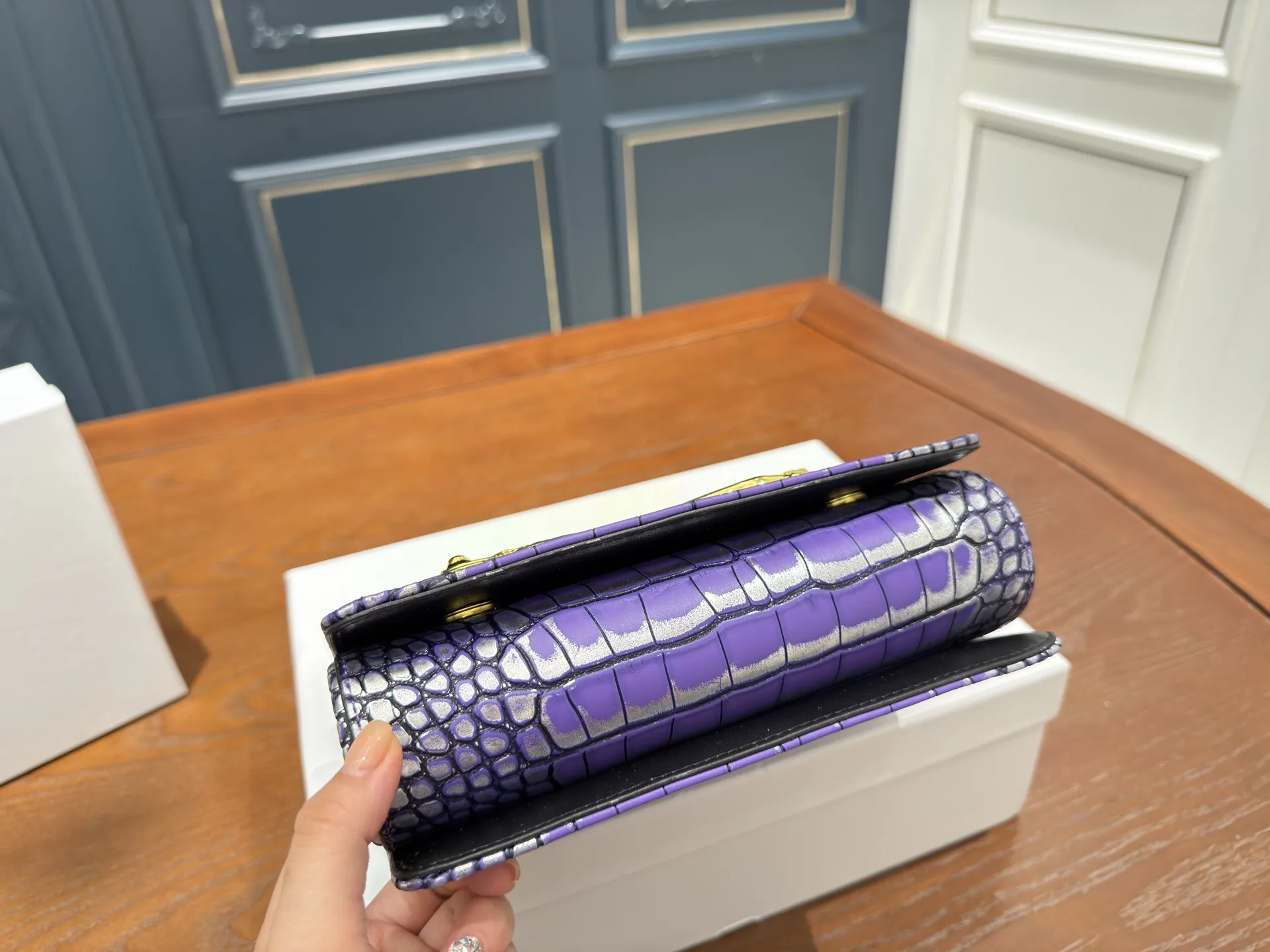 （配盒⚠️）p150 DG杜嘉班纳链条包 包包实在是太太太温柔了， 拿在手上少女感十足，仿佛时间停滞在听你诉说你们的故事~高级感满满!咱就是说，这个气 质就稳稳的拿捏住!尺寸21.5 14