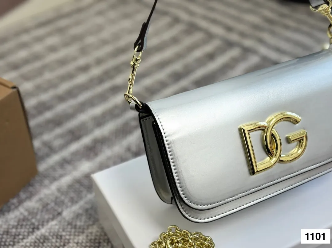 P125 配盒子 DG杜嘉班纳链条包 包包实在是太太太温柔了, 拿在手上少女感十足,仿佛时间停滞在听你诉说你们的故事~高级感满满!咱就是说,这个气 质就稳稳的拿捏住! #杜嘉班纳DG 尺寸22 13