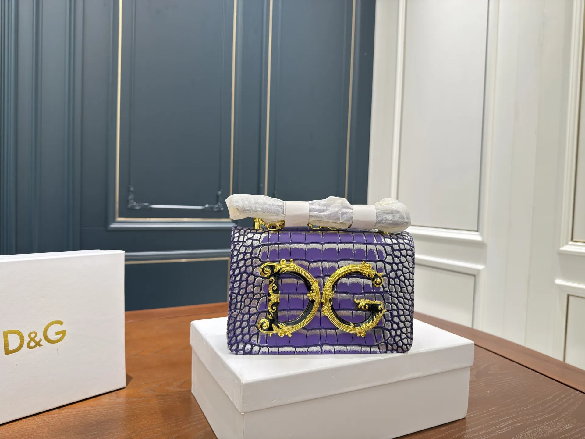 (配盒⚠️)p150 DG杜嘉班纳链条包 包包实在是太太太温柔了, 拿在手上少女感十足,仿佛时间停滞在听你诉说你们的故事~高级感满满!咱就是说,这个气 质就稳稳的拿捏住!尺寸21.5 14