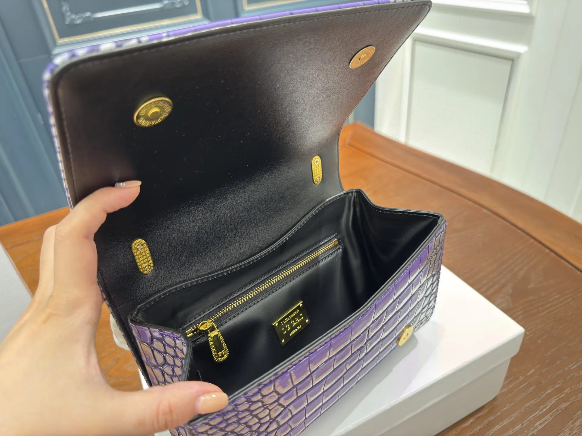 (配盒⚠️)p150 DG杜嘉班纳链条包 包包实在是太太太温柔了, 拿在手上少女感十足,仿佛时间停滞在听你诉说你们的故事~高级感满满!咱就是说,这个气 质就稳稳的拿捏住!尺寸21.5 14