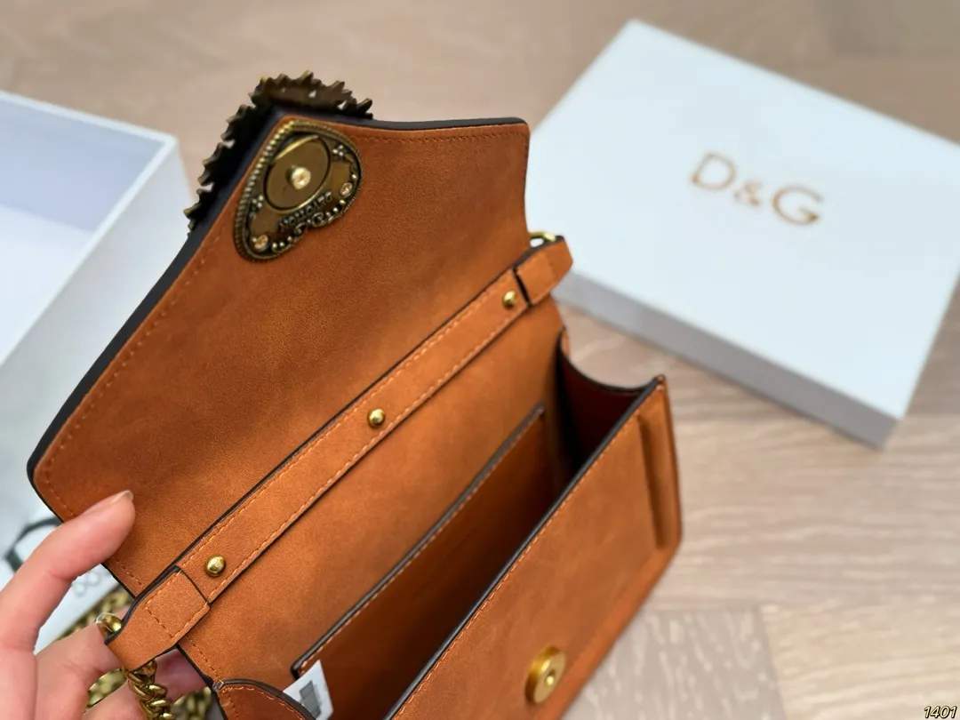 ¥140配盒 Dolce & Gabbana 杜嘉班纳DG斜挎包 尊贵典雅的外形优质面料 奢华至极 与生俱来的英伦气息 高端品质独家订制 尺寸:18 13