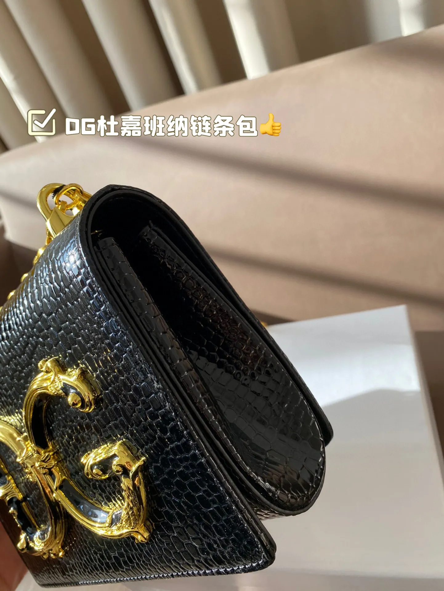 P150 配盒子 DG杜嘉班纳链条包 包包实在是太太太温柔了， 拿在手上少女感十足，仿佛时间停滞在听你诉说你们的故事~高级感满满!咱就是说，这个气 质就稳稳的拿捏住! #杜嘉班纳DG 尺寸22*14