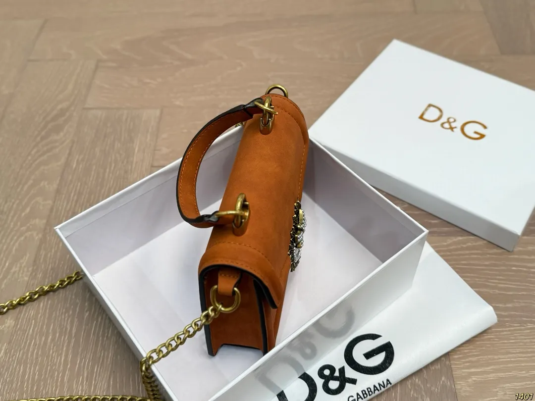 ¥140配盒 Dolce & Gabbana 杜嘉班纳DG斜挎包 尊贵典雅的外形优质面料 奢华至极 与生俱来的英伦气息 高端品质独家订制 尺寸:18 13