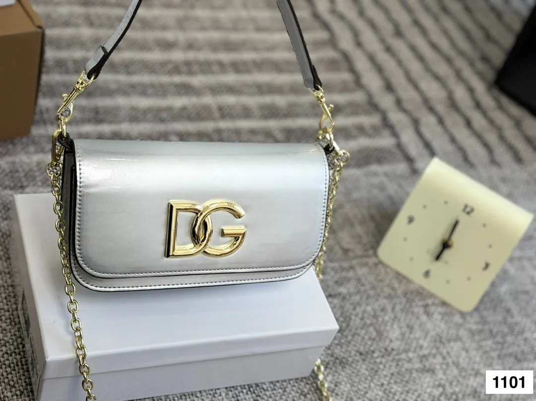 P125 配盒子 DG杜嘉班纳链条包 包包实在是太太太温柔了, 拿在手上少女感十足,仿佛时间停滞在听你诉说你们的故事~高级感满满!咱就是说,这个气 质就稳稳的拿捏住! #杜嘉班纳DG 尺寸22 13