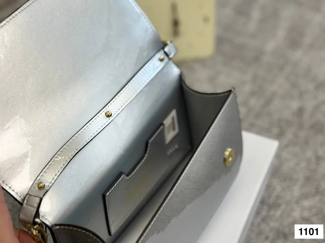 P125 配盒子 DG杜嘉班纳链条包 包包实在是太太太温柔了, 拿在手上少女感十足,仿佛时间停滞在听你诉说你们的故事~高级感满满!咱就是说,这个气 质就稳稳的拿捏住! #杜嘉班纳DG 尺寸22 13