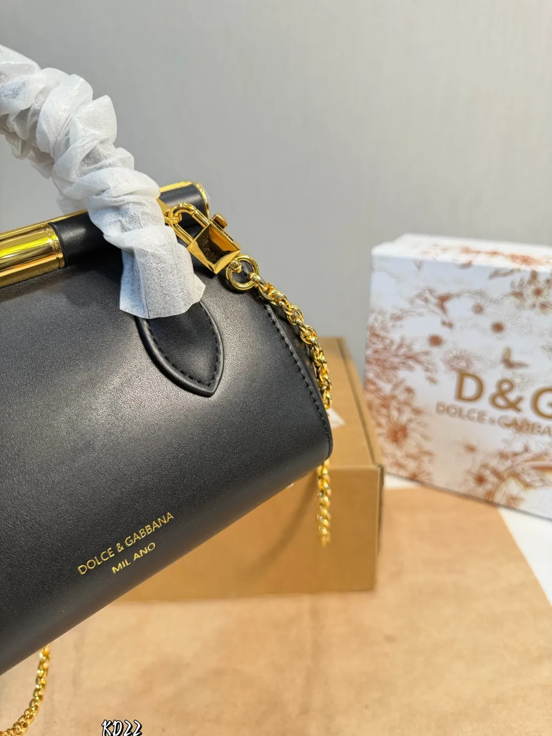 ❤️P150（礼盒包装）❤️ 杜嘉班纳DG链条包独家旋锁开合、悄然诉说着另一个时代 在永恒传统与现代优雅之间创造和谐Marlene包包质感完全在线，五金太精致了，背出高级感不管是送爱人还是犒劳自己，都是超赞选择，让浪漫与实用并存，轻松成为约会C位~ 尺寸：19 14cm